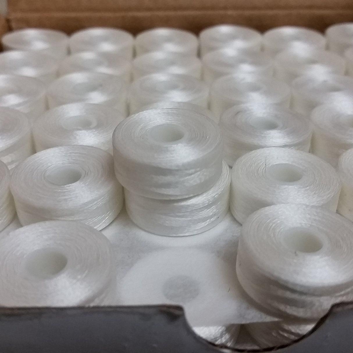 Smash Sideless Bobbin – Size L, White, 150 Yards (144/Box)